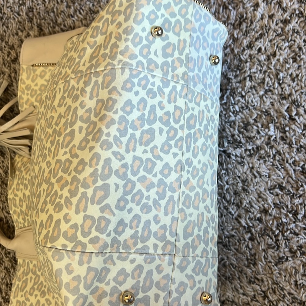 LAUREN MERKIN
Reese Toffee High Gloss Leather
Zipper Trim Tote‎ Made In U… - Picture 5 of 14